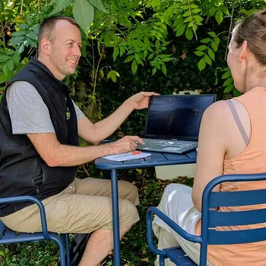 Philippe accompagne une cliente lors d’une formation informatique